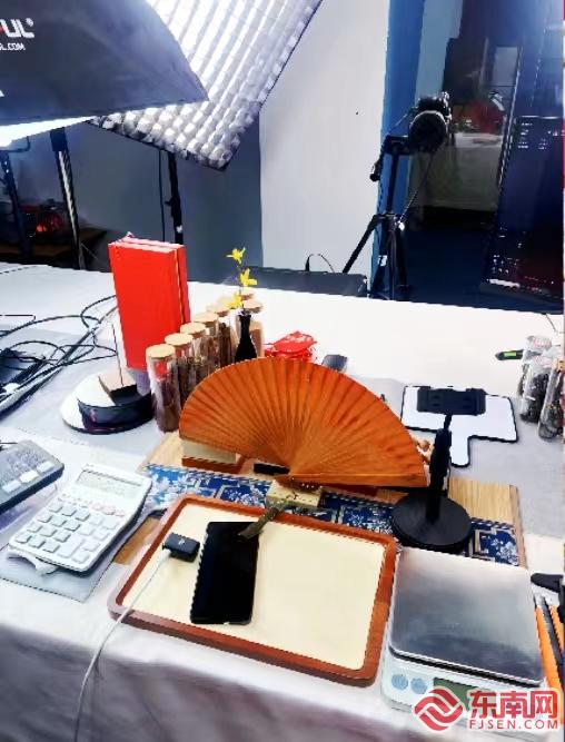 青春帶貨新力量 福州外語外貿學院學子化身助銷員，助力家鄉紅木工藝品走向更廣闊市場